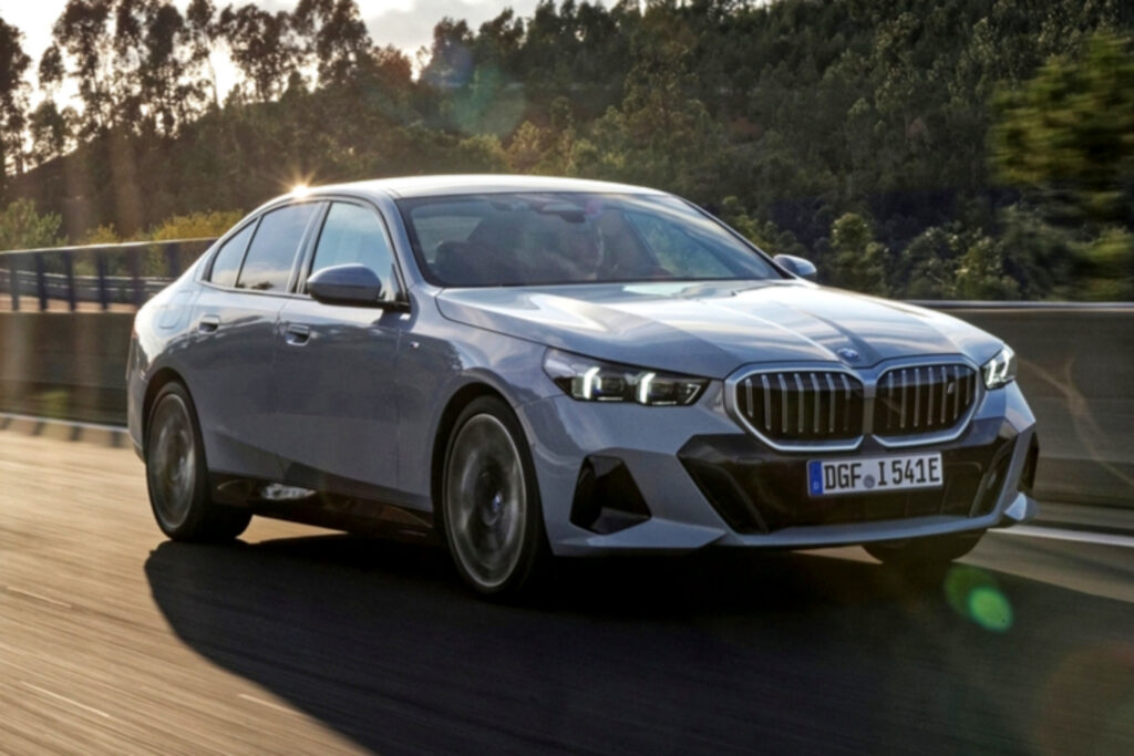 "벤츠 오너들도 흔들린다"... BMW가 작정하고 만든 신차, 마침내 국내 상륙 2 BMW i5 국내 출시