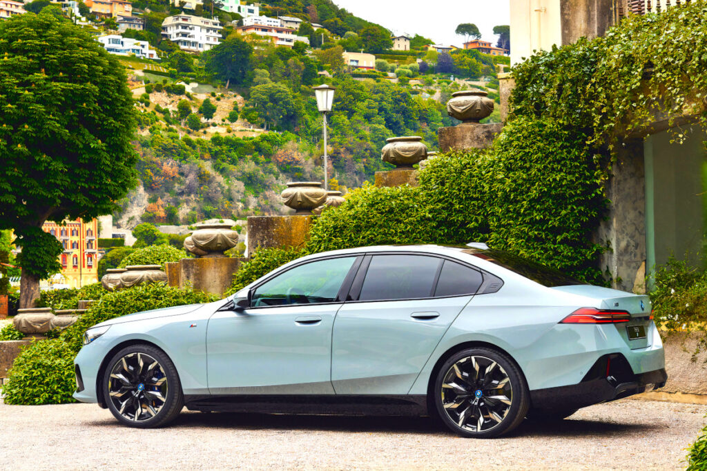 '벤츠와는 다르다'던 BMW 신차 "드디어 한국 출몰"...스펙 제대로 미쳐버렸죠 1 BMW launches new i5 xDrive40