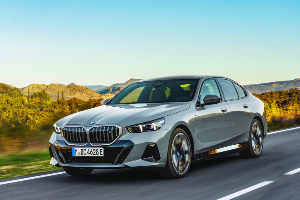 '벤츠와는 다르다'던 BMW 신차 "드디어 한국 출몰"...스펙 제대로 미쳐버렸죠 3 BMW launches new i5 xDrive40 (3)