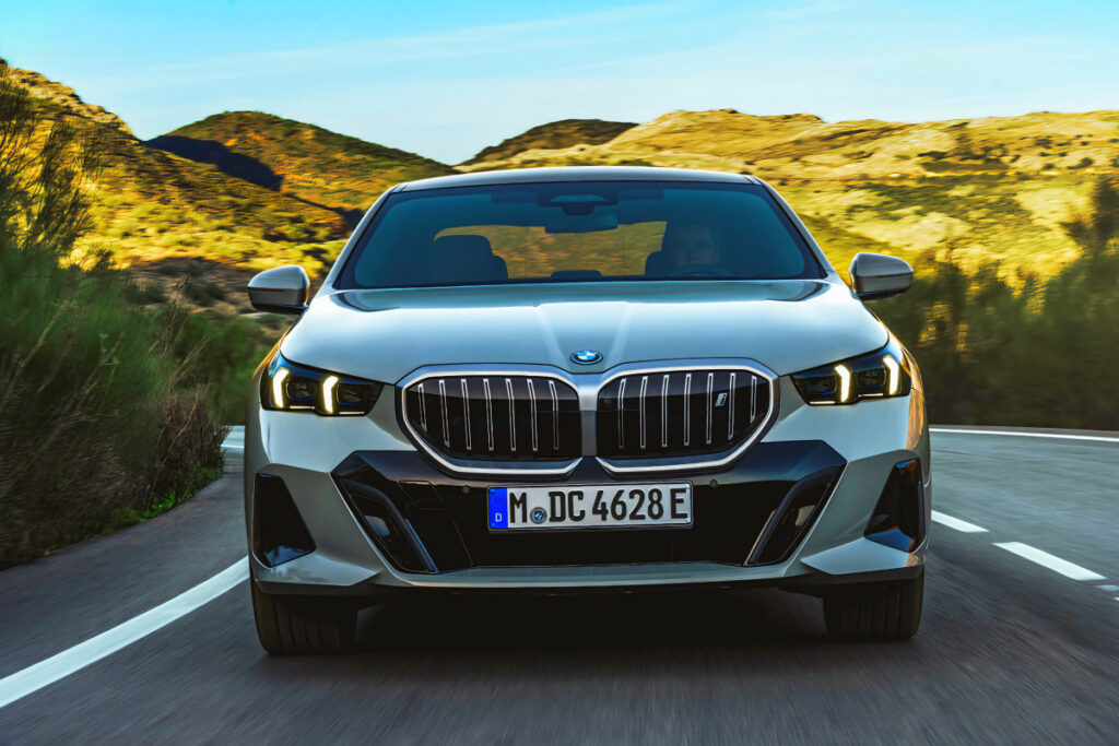 '벤츠와는 다르다'던 BMW 신차 "드디어 한국 출몰"...스펙 제대로 미쳐버렸죠 4 BMW launches new i5 xDrive40 (4)