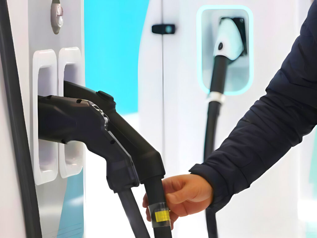 마침내 모습 드러낸 초고속 충전기 "휘발유 차 안 부럽다"…전기차 시장 '지각변동' 1 BYD Quick Charging System Unveiled