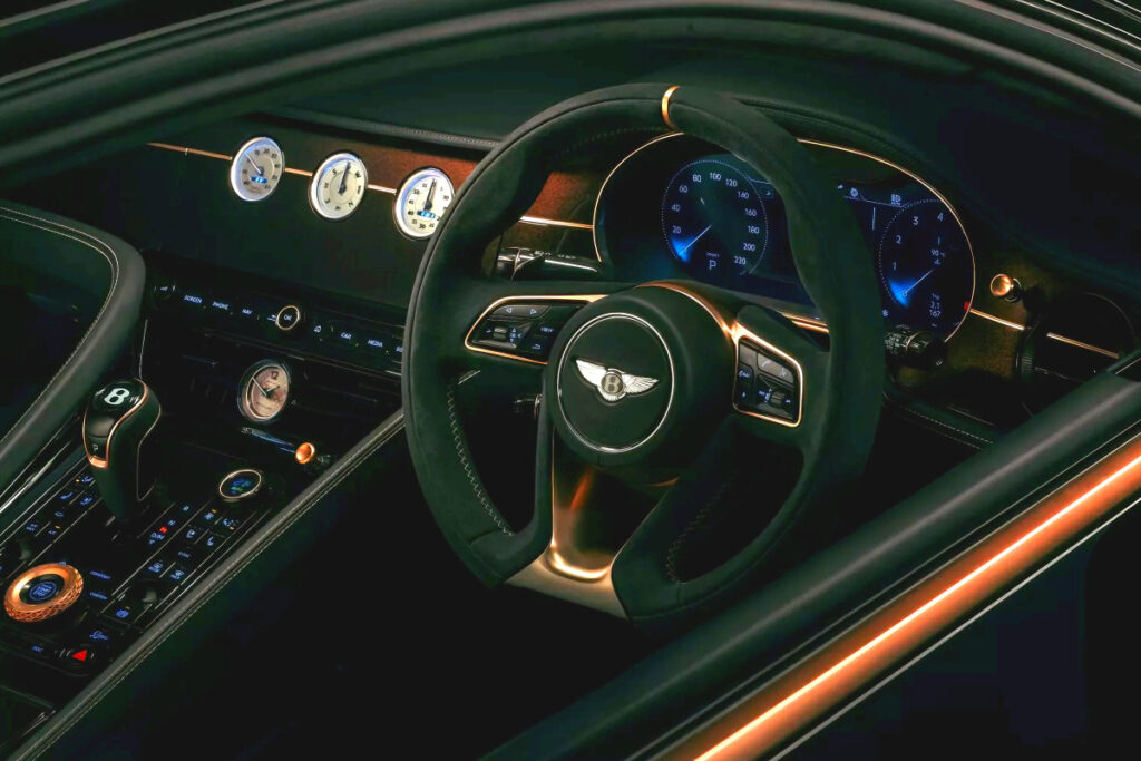 "아무나 살 수 없다", "실내 장식만 2천 만원"...회장님도 반할 '車', 정체가? 1 Bentley Batur Black Rose Unveiled