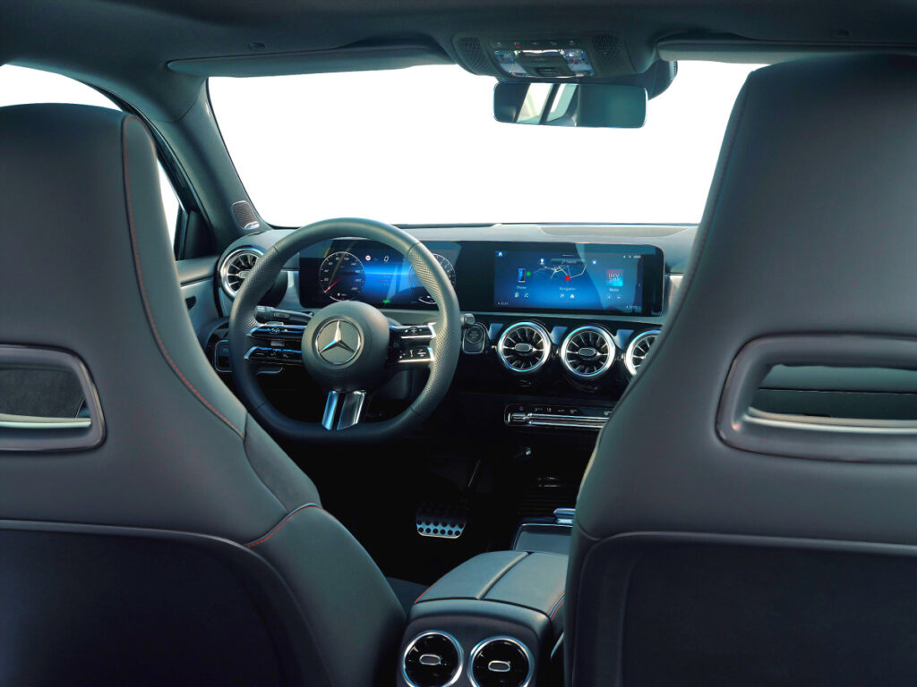 30년 사랑 받았는데 "결국 없앤다"…이번을 끝으로 벤츠 '이 모델, '역사속으로' 1 Benz A-Class discontinuation notice
