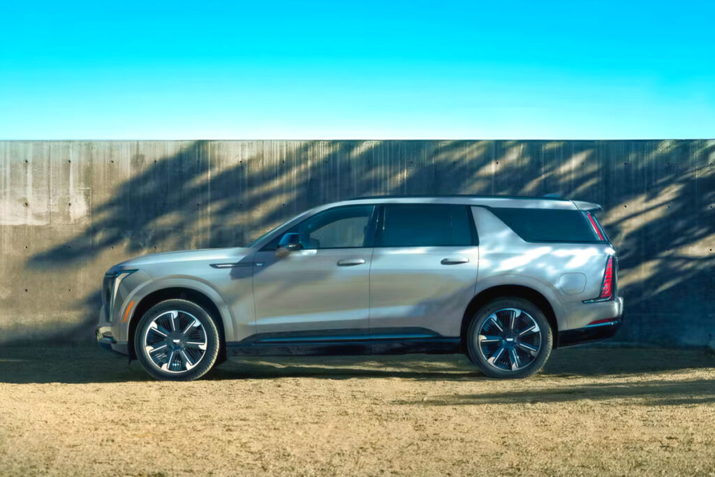 1억 원대 가격인데 "740km 달린다"…큰 車 좋아하는 아빠들에 '딱' 1 Cadillac Escalade IQL Revealed