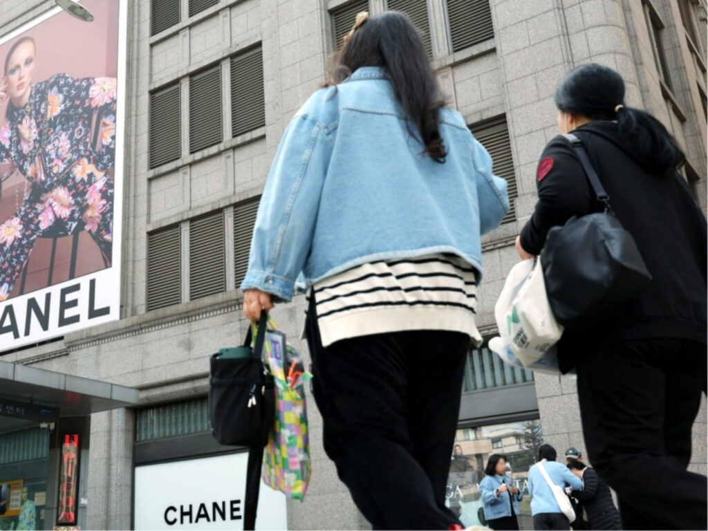 "오빠, 이거 아니면 안 살래"…고물가 시장 뒤흔든 '1조8천억 매출'의 비결 3 샤넬 매출 돌파