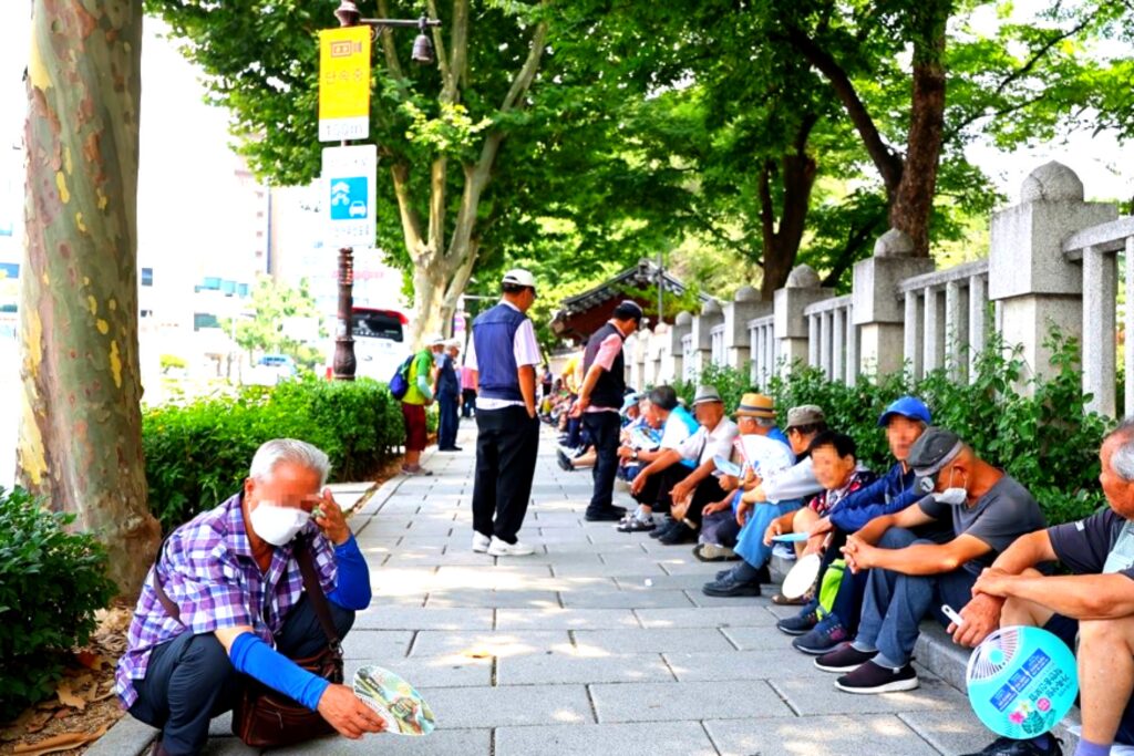 "은퇴하고 쉴 나이인데"...요즘 부쩍 늘어난 5060 新풍속도, 대체 왜? 1 노년