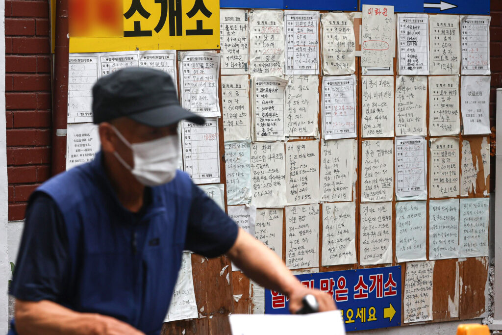 '한강의 기적' 감탄 했는데 "이게 2025년 대한민국 현실?"...55세 이상 노인들 '한숨만' 3 고령 근로자 실태