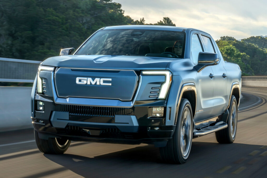 "KGM? 기아? 이 차 앞에선 답 없다"… 아빠들 시선 강탈한 이 車, 대체 뭐길래? 2 GMC 시에라 드날리 출시