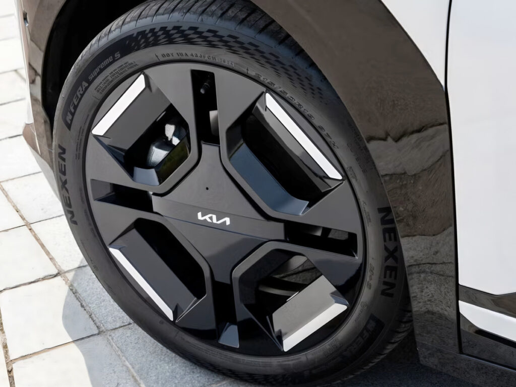 세계적 인정 받은 한국차 "테슬라도 현대차도 제쳤다"…판매량 1위, 이젠 이게 대세? 7 Kia EV3 Domestic Sales Ranking (7)