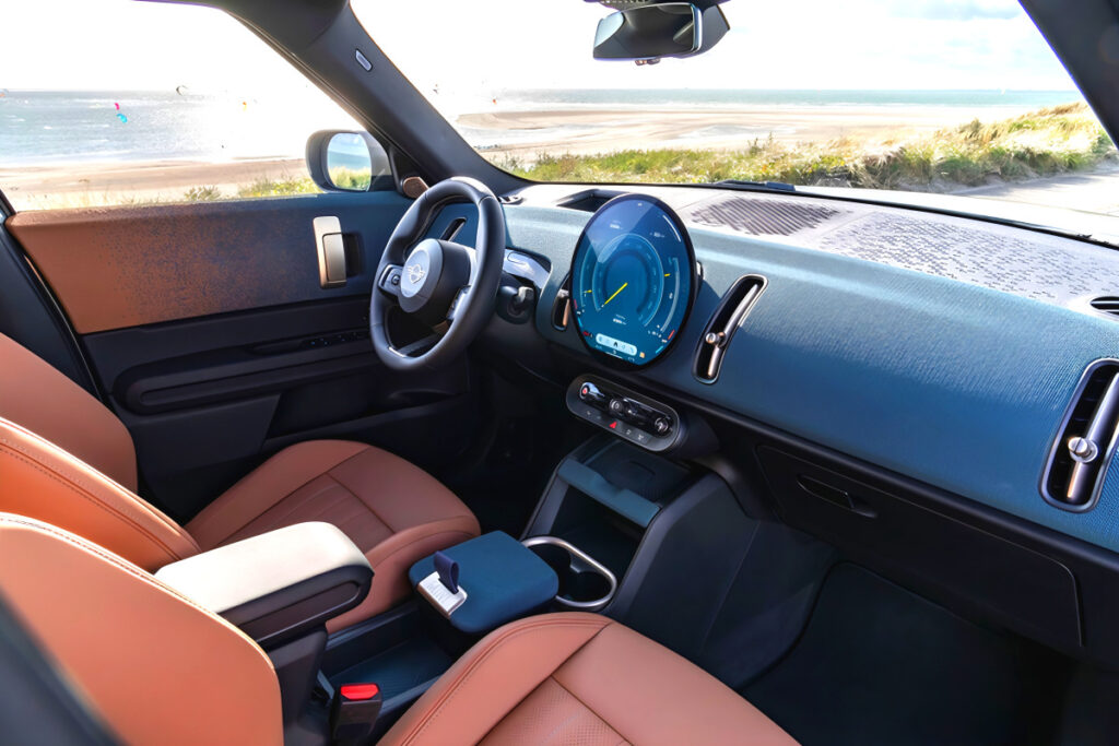 작은 차라고 무시? "큰코다쳐요"…국내 출몰한 여성들의 드림카, 뭐길래? 1 Launch of three mini electric cars