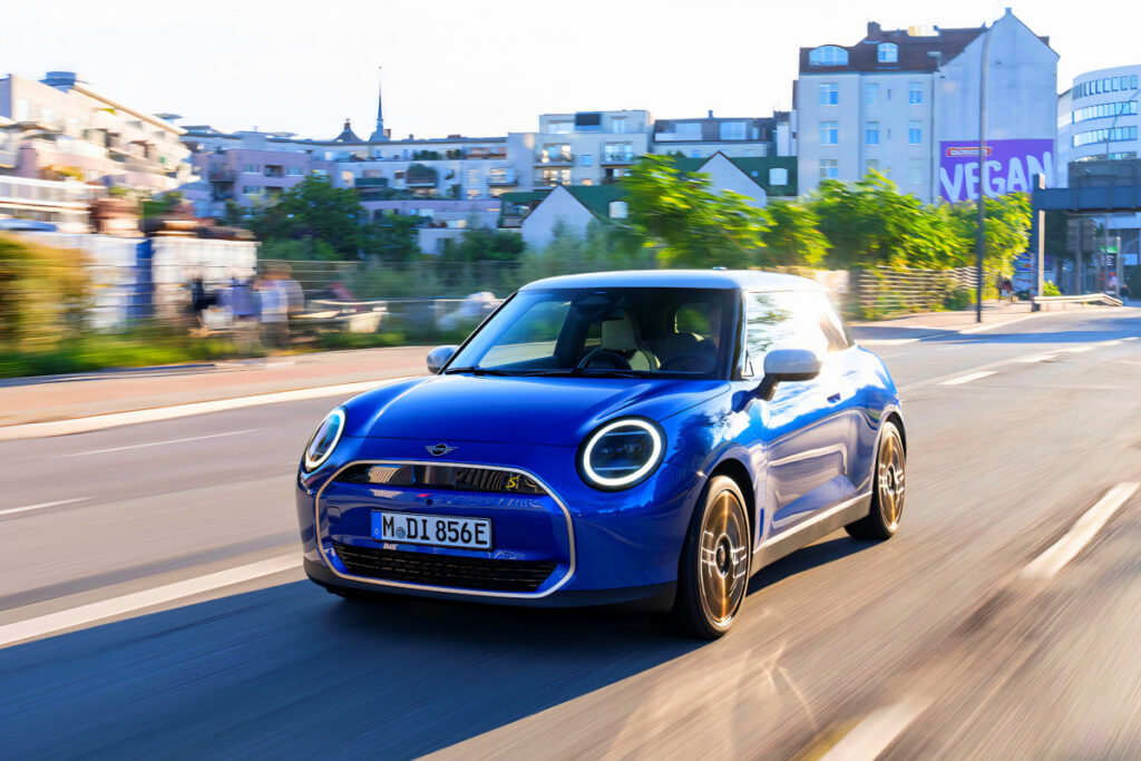 작은 차라고 무시? "큰코다쳐요"…국내 출몰한 여성들의 드림카, 뭐길래? 5 Launch of three mini electric cars (5)