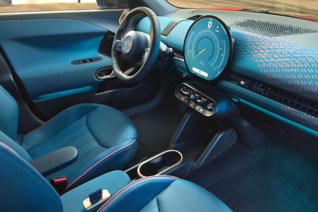 작은 차라고 무시? "큰코다쳐요"…국내 출몰한 여성들의 드림카, 뭐길래? 7 Launch of three mini electric cars (7)