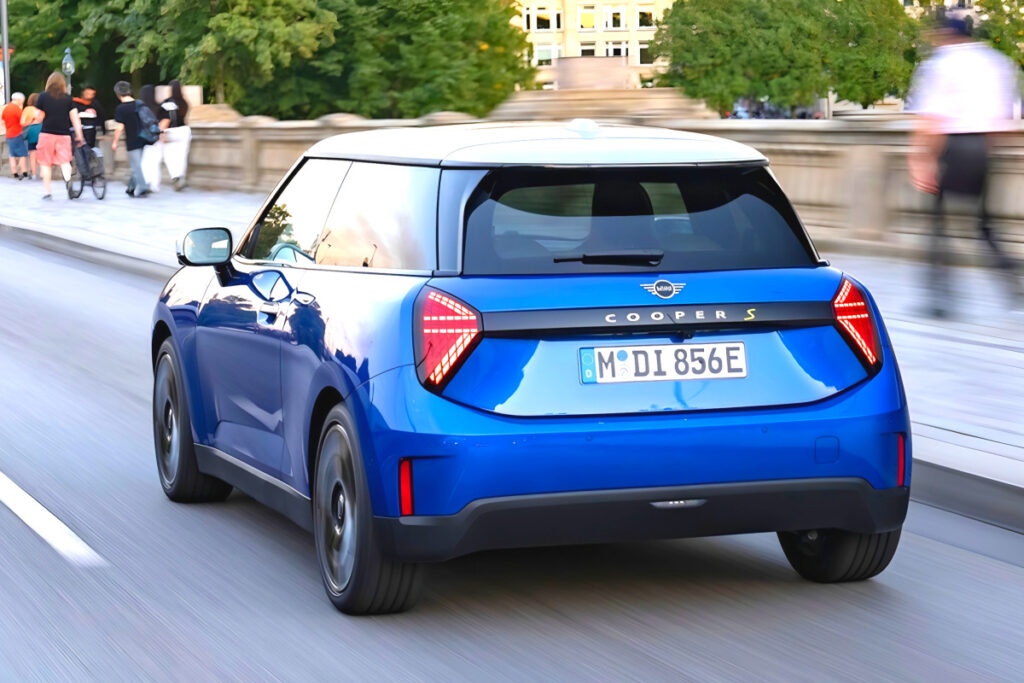 작은 차라고 무시? "큰코다쳐요"…국내 출몰한 여성들의 드림카, 뭐길래? 9 Launch of three mini electric cars (9)