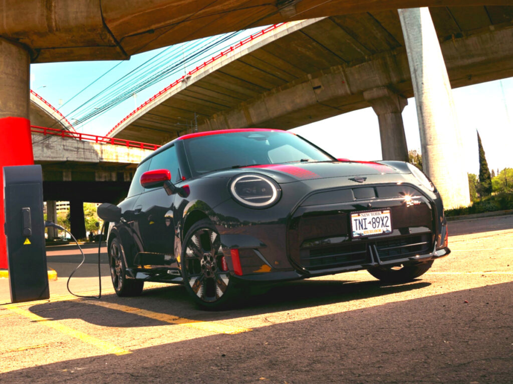 오매불망 기다렸는데 "드디어 나온다"…한 번 빠지면 답 없다는 車, 뭐길래? 2 Launch of two MINI JCW electric cars (2)