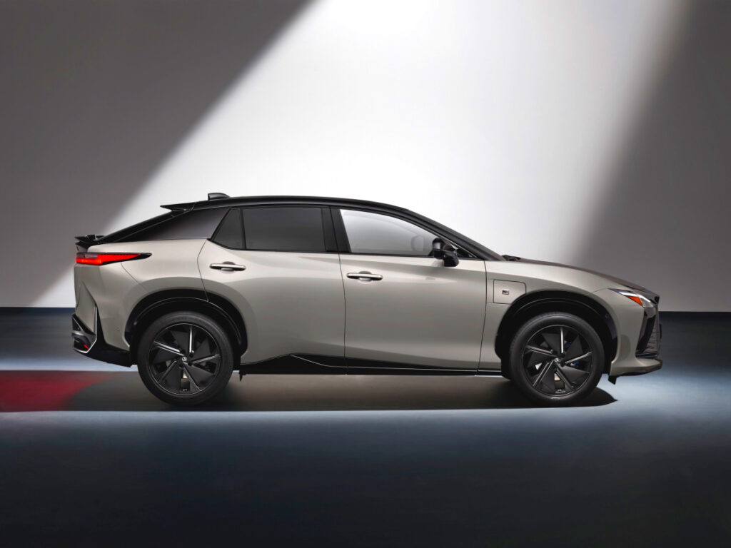 변속감 구현한 전기차 "스포츠카급 퍼포먼스"…운전이 재밌어진다 1 Lexus unveils new RZ