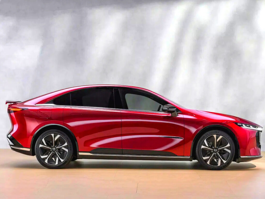 "일본차인데 670만 원 싸게 판다?"…혜성처럼 등장한 쏘나타급 전기 세단 1 Mazda 6e launches in Europe