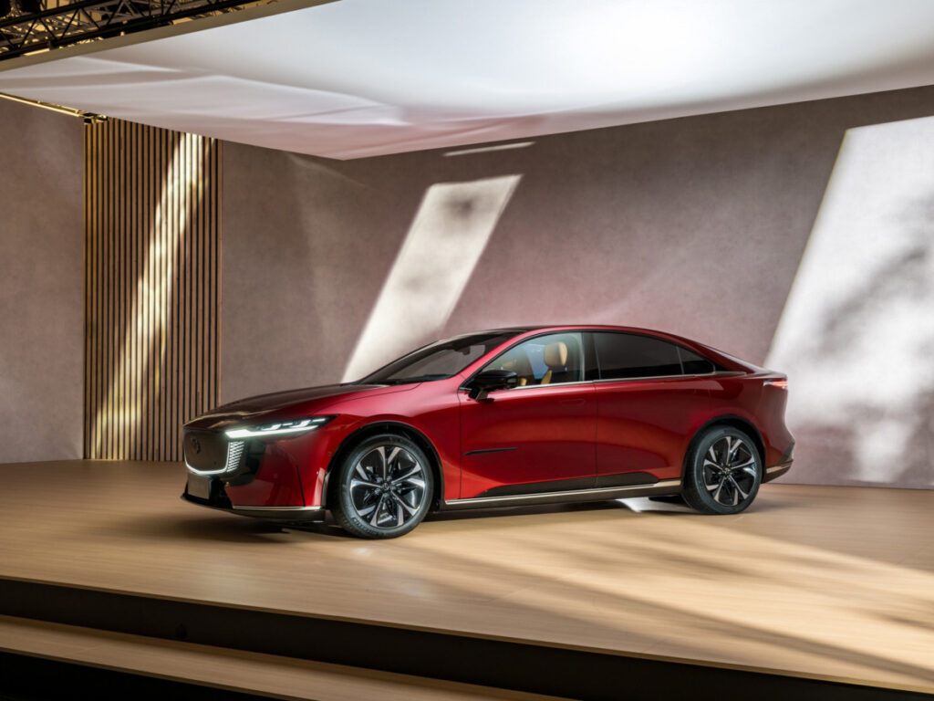 "일본차인데 670만 원 싸게 판다?"…혜성처럼 등장한 쏘나타급 전기 세단 2 Mazda 6e launches in Europe (2)