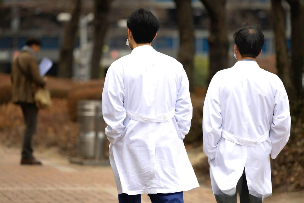 1년 동안 '의료 붕괴' 말 많았는데 "이제 와서 제자리로?"...우려가 결국 '현실로' 4 Medical school recruitment withdrawal (4)