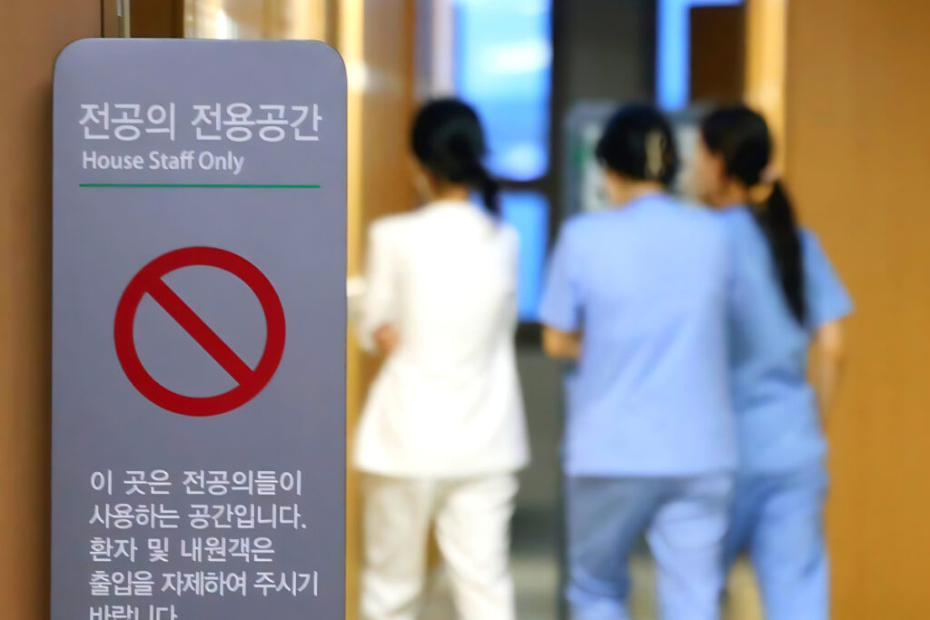 1년 동안 '의료 붕괴' 말 많았는데 "이제 와서 제자리로?"...우려가 결국 '현실로' 5 Medical school recruitment withdrawal (5)