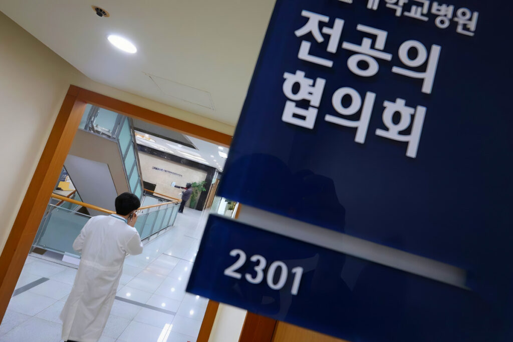 1년 동안 '의료 붕괴' 말 많았는데 "이제 와서 제자리로?"...우려가 결국 '현실로' 7 Medical school recruitment withdrawal (7)