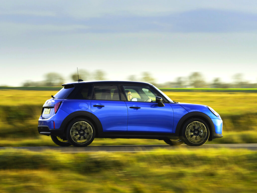 작다고 무시? "큰코다쳐요"… 엄청난 진화로 여심 '공략' 본격화 1 New MINI Cooper C 5 Door Launched