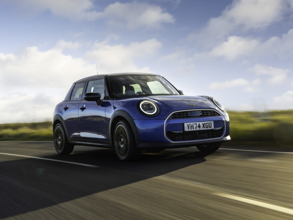 작다고 무시? "큰코다쳐요"… 엄청난 진화로 여심 '공략' 본격화 4 New MINI Cooper C 5 Door Launched (4)