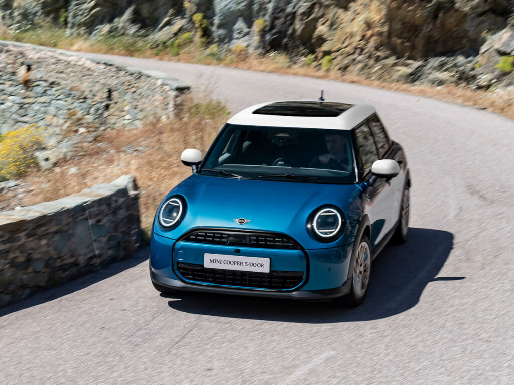 작다고 무시? "큰코다쳐요"… 엄청난 진화로 여심 '공략' 본격화 5 New MINI Cooper C 5 Door Launched (5)