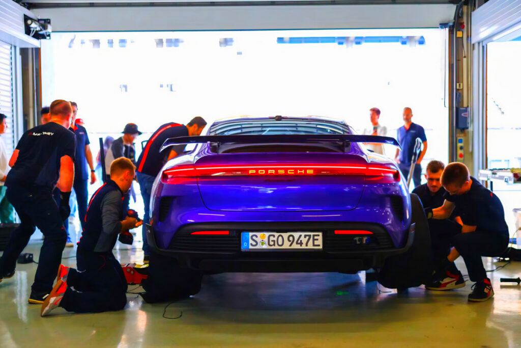 "디자인만 예쁜 줄 알았는데"…비싼 가격에도 포르쉐 찾는 이유 9 Porsche Taycan Turbo GT new Record (9)