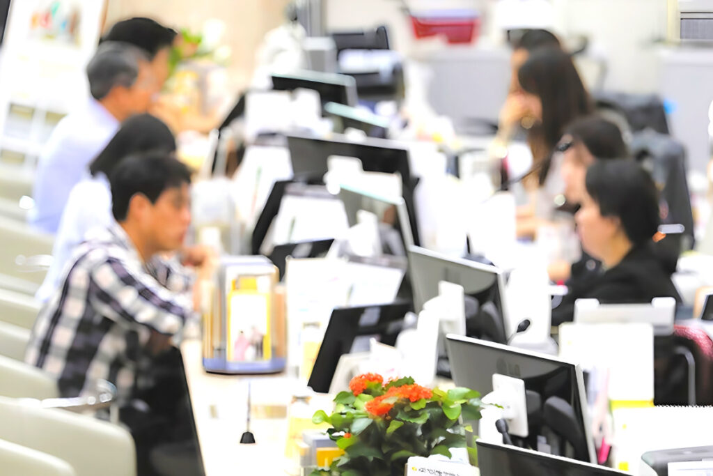 어려운 서민들 위해 "정부가 나섰다"...그러나 '시큰둥한' 반응, 대체 왜? 2 Problems with microfinancing