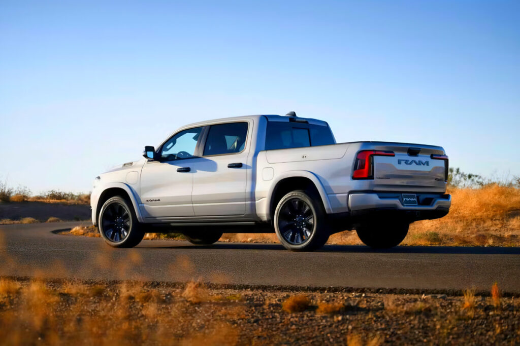 1100km 주행하는 픽업트럭 "진짜가 나타났다"…모두가 알던 전기차가 아니다 5 Ram 1500 Ramcharger Unveiled (5)