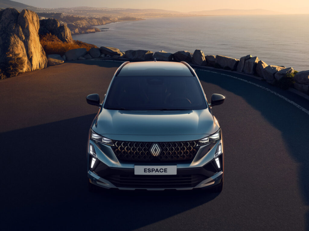 "그랑 콜레오스는 비교도 안돼" 르노, 40년 만에 새 옷 입힌 엄청난 SUV 공개 4 Renault unveils new Espace (4)