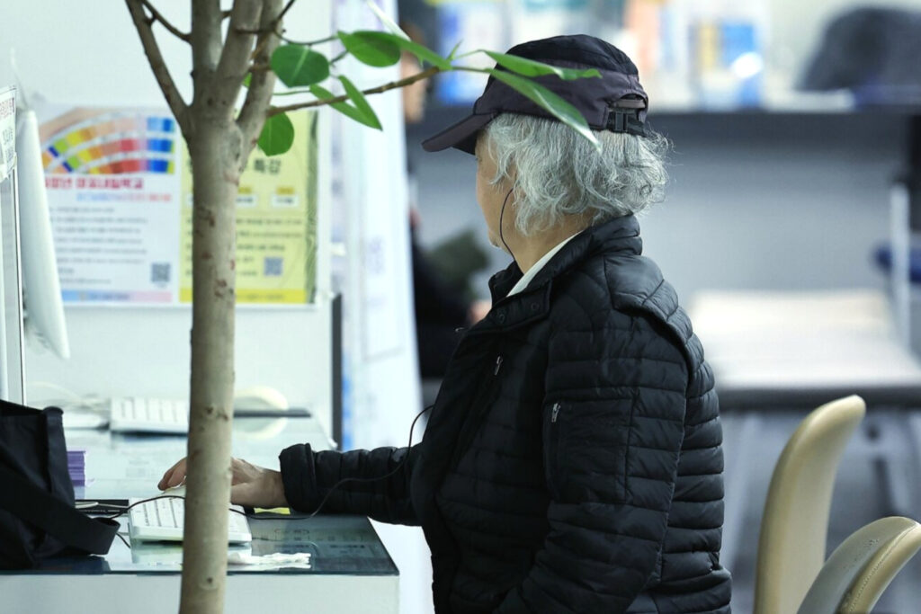 "허리 휘게 일했더니"…내 노후는 어디로? 정부 '새 계획'에 5060 '쓴 웃음' 3 65세 기준 재검토