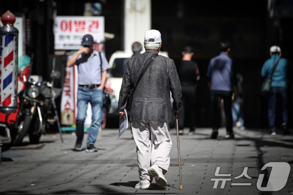 "허리 휘게 일했더니"…내 노후는 어디로? 정부 '새 계획'에 5060 '쓴 웃음' 4 65세 기준 재검토