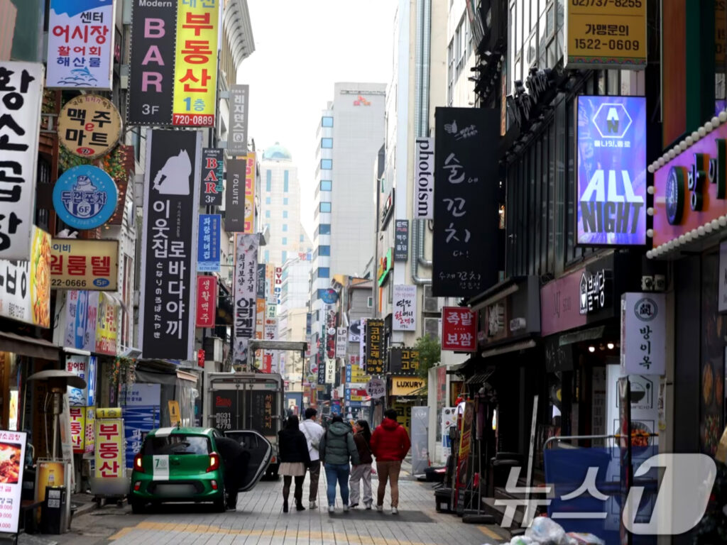 “마트 줄줄이 문 닫는 판에”…15년 전 규제가 또? 자영업자들 ‘울상' 2 SSM 규제 연장