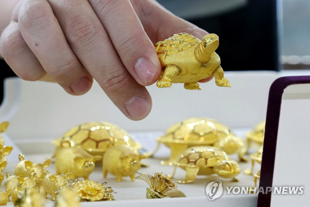 "숨만 쉬어도 돈 줄줄 샌다?"… '마지막 구원투수' 등장에 서민들 '발칵' 4 안전자산 금 가격 상승
