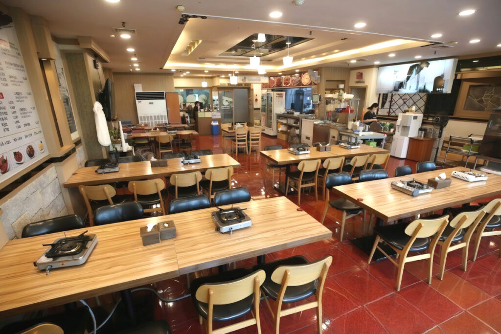 간신히 버텼는데 "매달 뭉칫돈이 사라진다"...폭삭 내려앉자 '충격' 2 Self-employment plummets (2)