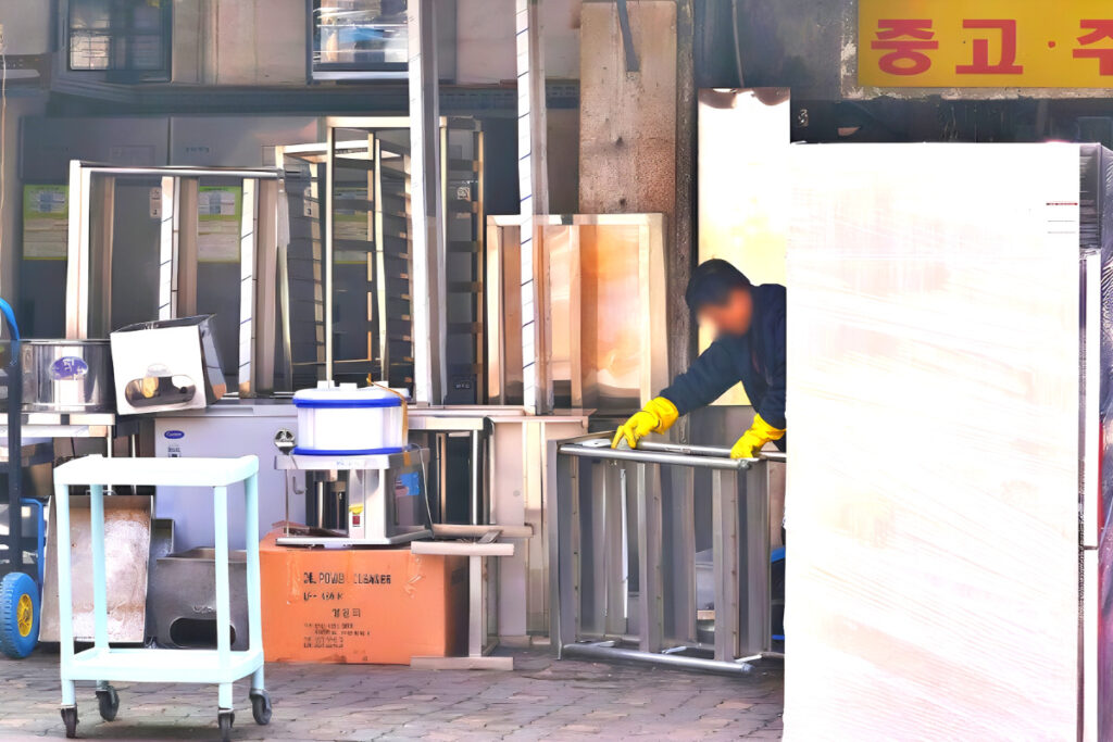 간신히 버텼는데 "매달 뭉칫돈이 사라진다"...폭삭 내려앉자 '충격' 5 Self-employment plummets (5)