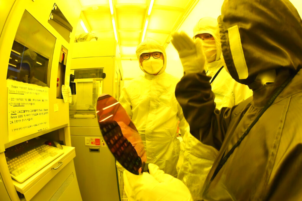 Semiconductor exports decline (3)