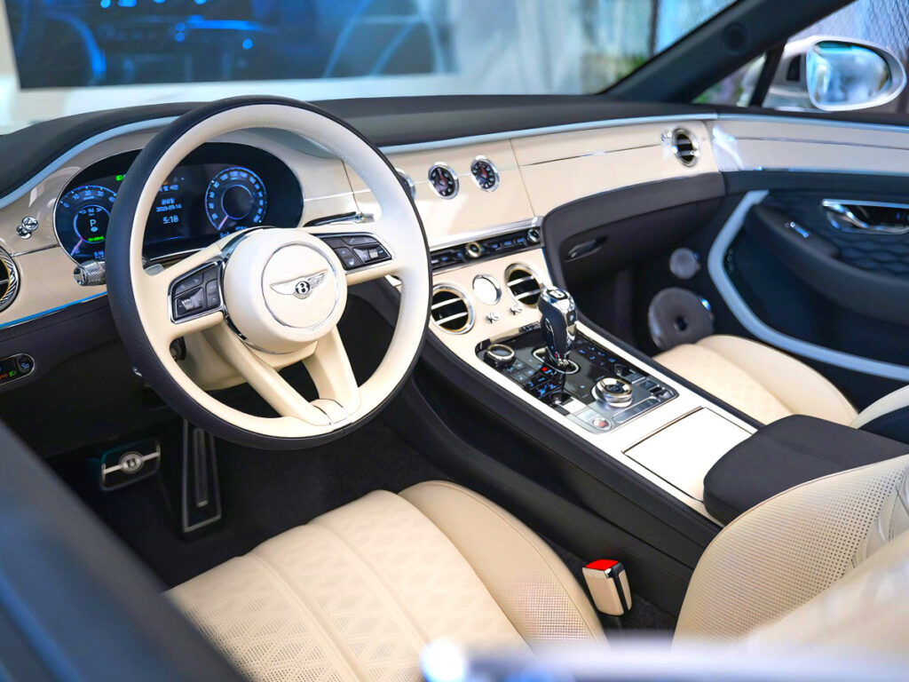 아무나 못 산다는 車 "드디어 한국에"…8년 만의 귀환에 기대감 '솔솔' 3 The New Continental GTC Preview (3)
