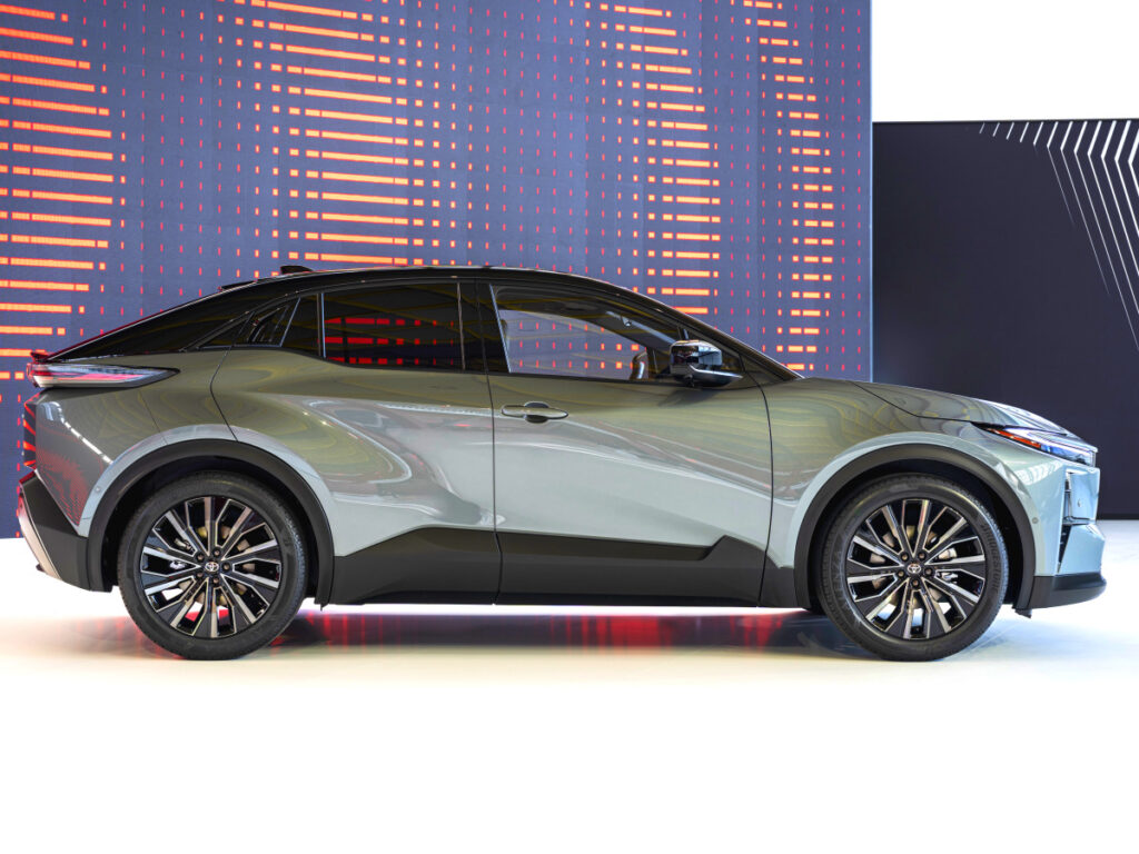 중국보다 늦었는데도 "600km가는 전기차 공개"…세계 1위 브랜드 역시나 1 Toyota C-HR Plus Revealed