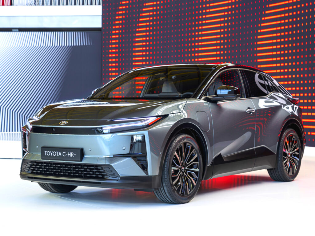 중국보다 늦었는데도 "600km가는 전기차 공개"…세계 1위 브랜드 역시나 2 Toyota C-HR Plus Revealed (2)