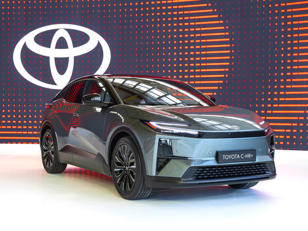 중국보다 늦었는데도 "600km가는 전기차 공개"…세계 1위 브랜드 역시나 3 Toyota C-HR Plus Revealed (3)
