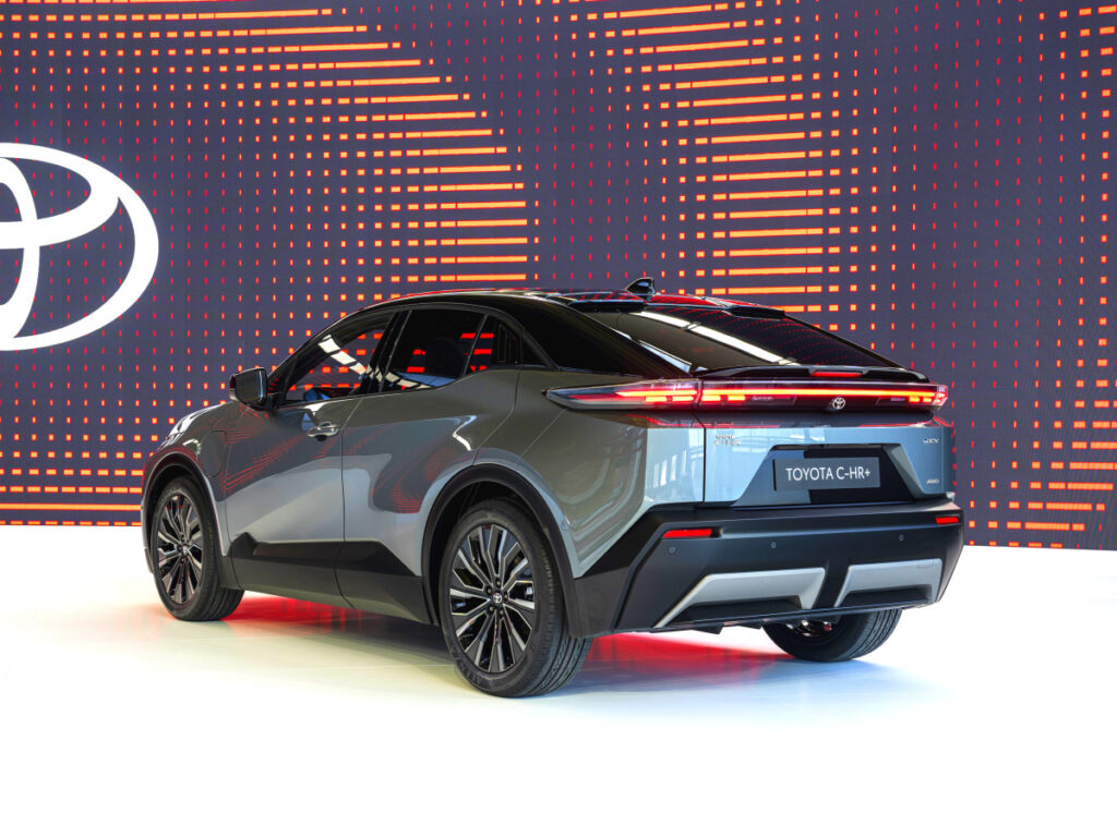 중국보다 늦었는데도 "600km가는 전기차 공개"…세계 1위 브랜드 역시나 4 Toyota C-HR Plus Revealed (4)