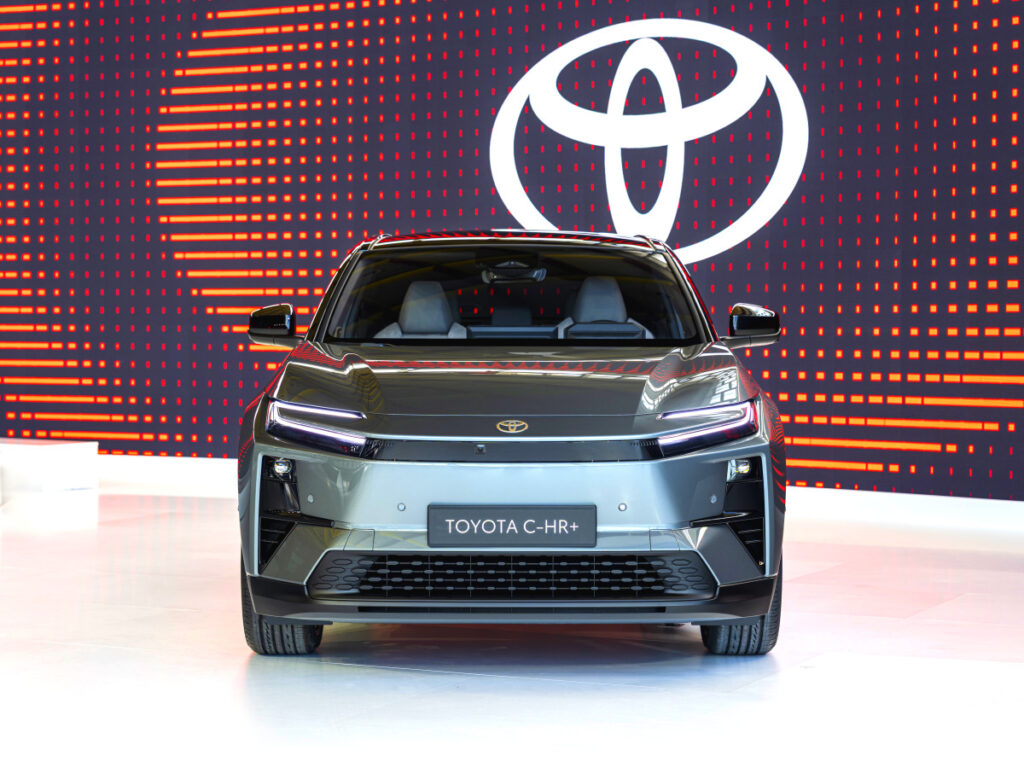 중국보다 늦었는데도 "600km가는 전기차 공개"…세계 1위 브랜드 역시나 5 Toyota C-HR Plus Revealed (5)