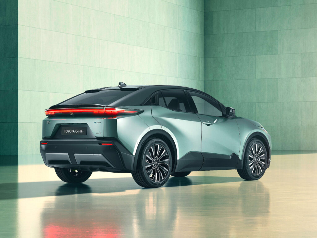 중국보다 늦었는데도 "600km가는 전기차 공개"…세계 1위 브랜드 역시나 9 Toyota C-HR Plus Revealed (9)