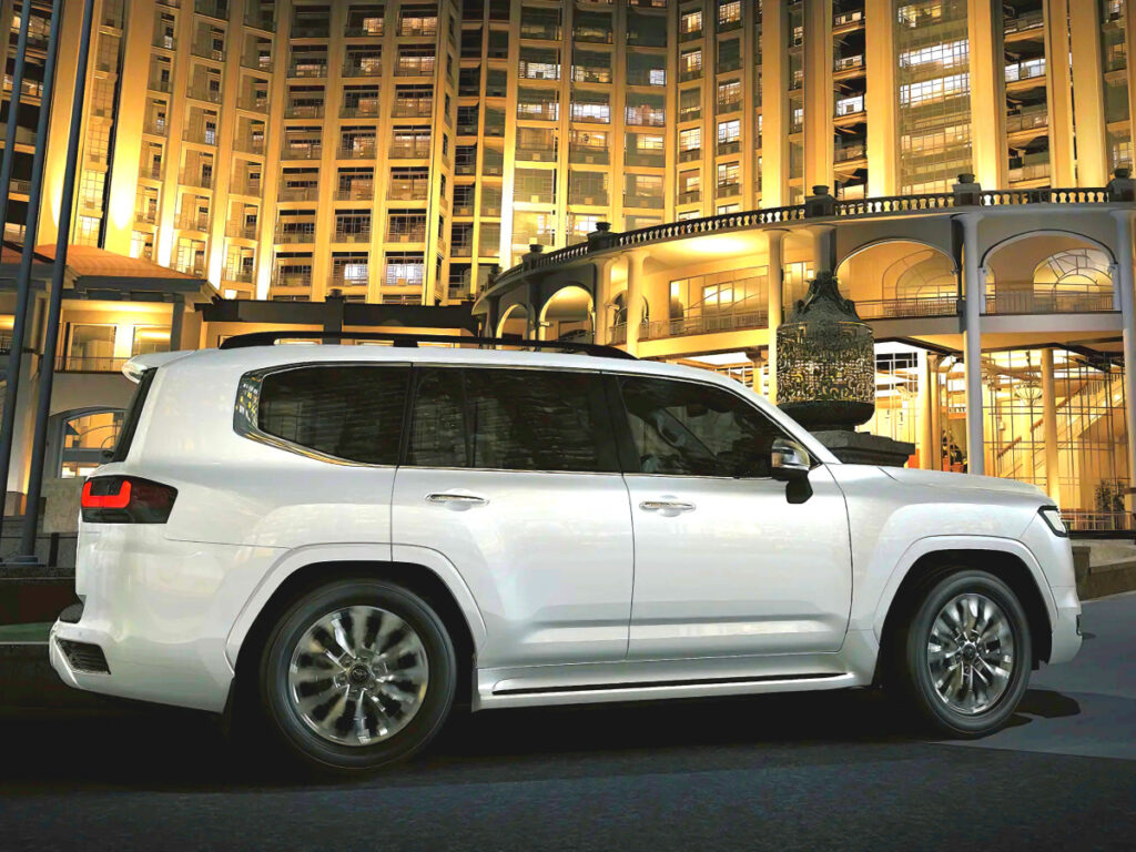 레인지로버급 SUV "4년 만에 확 바뀌었다"…실내 디자인 본 아빠들 '깜짝' 놀란 이유 1 Toyota Unveils New Land Cruiser