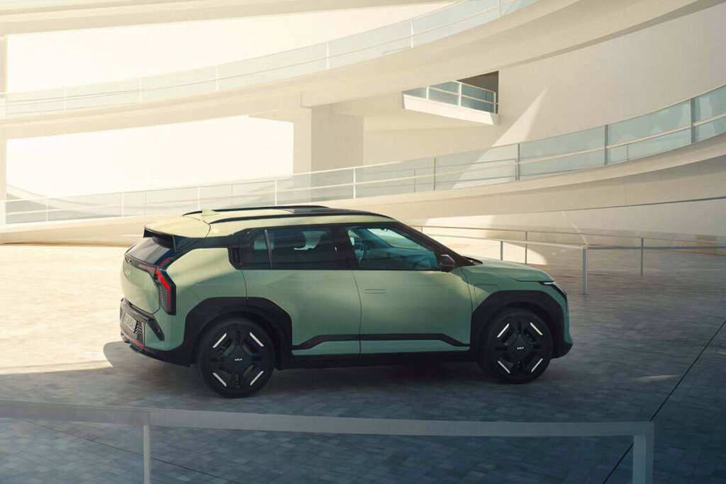 "폴스타도 미니도 아니었다"…유럽 제패한 K-전기차, 대체 뭐길래? 4 UK Car of the Year 2025 EV3 (4)