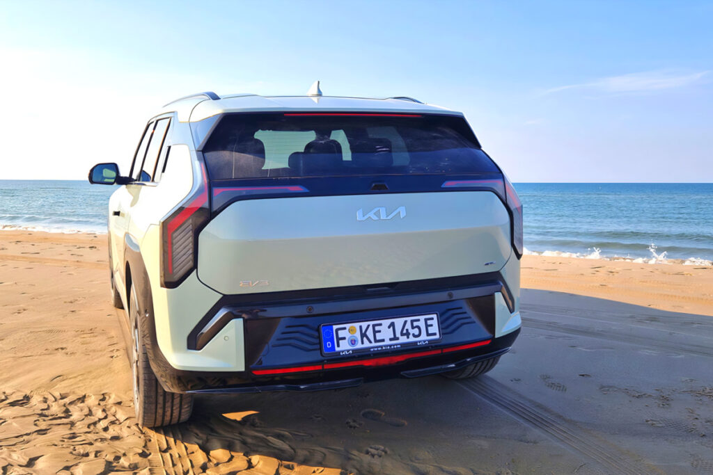 "폴스타도 미니도 아니었다"…유럽 제패한 K-전기차, 대체 뭐길래? 9 UK Car of the Year 2025 EV3 (9)