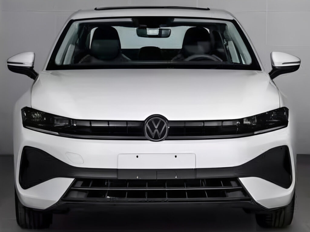 아반떼보다 큰데 "디자인도 예쁘다"…시선 확 끄는 준중형 세단, 뭐길래? 2 Volkswagen unveils new Sagitar (2)
