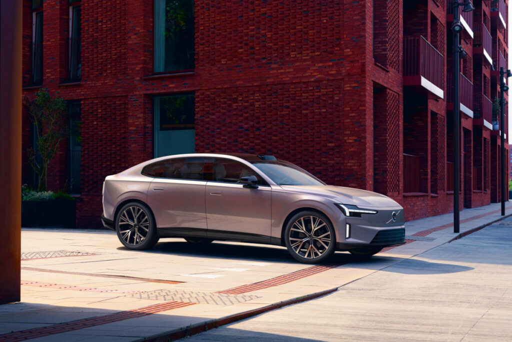 BMW·벤츠와는 다른 車 "드디어 나왔다"…공개된 모습에 '이럴 수가' 7 Volvo Cars ES90 unveiled (7)